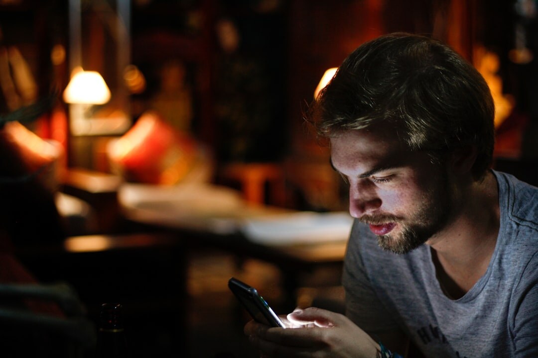Personne lisant les actualités sur smartphone